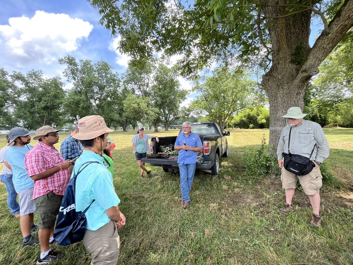 UGA_SAPPs's tweet photo. Thanks to all USDA specialists and @LaneSouthern for sharing your experiences about 🍑 disease management 
#sapps #uga #plantpathology #plantpath https://t.co/9iSBqFdMxU