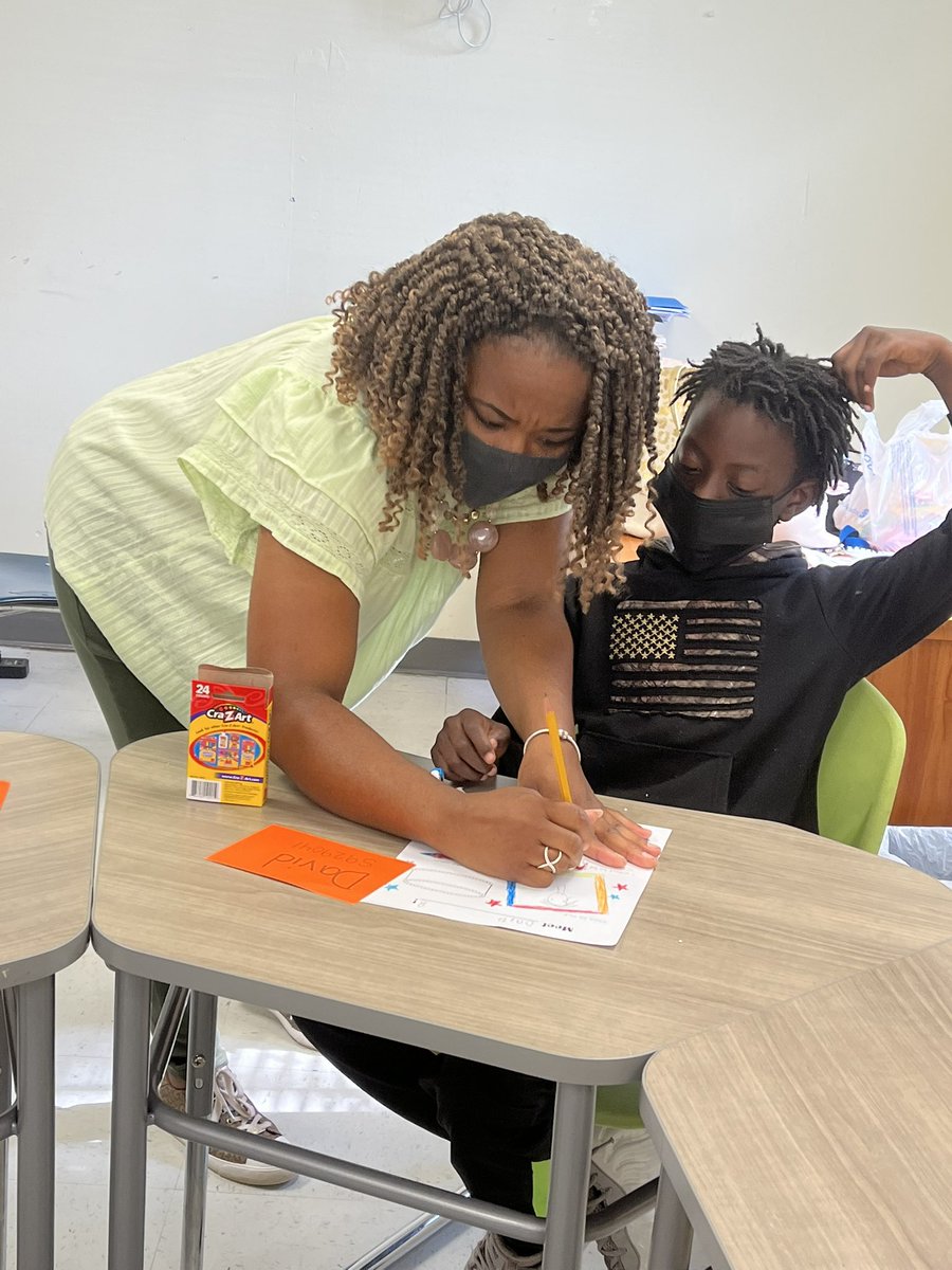 EdgewoodBees's tweet photo. Day 2 of Top Notch Learning kept our scholars busy!  💛💚🐝 #EdgewoodExcellence #TeamSelmaConnected https://t.co/lW8p2PBtpY