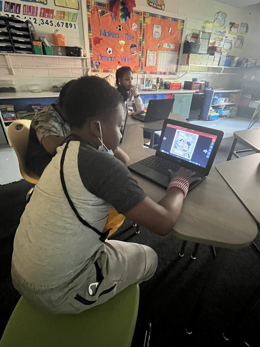 EdgewoodBees's tweet photo. Day 2 of Top Notch Learning kept our scholars busy!  💛💚🐝 #EdgewoodExcellence #TeamSelmaConnected https://t.co/lW8p2PBtpY