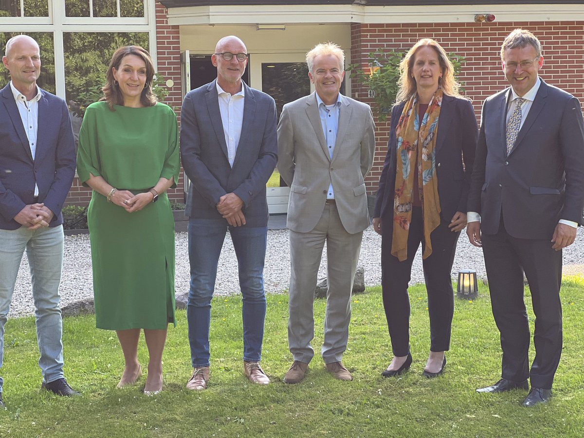Heel trots op het coalitieakkoord ‘Bouwen aan de Toekomst’, dat vanavond is ondertekend door de fractievoorzitters van de LPO, CU en Erik Veurink namens het #CDA Ommen. Onze inwoners, ondernemers en partners hebben hier wat aan! Oa wonen, zorg, dienstverlening en duurzaamheid.