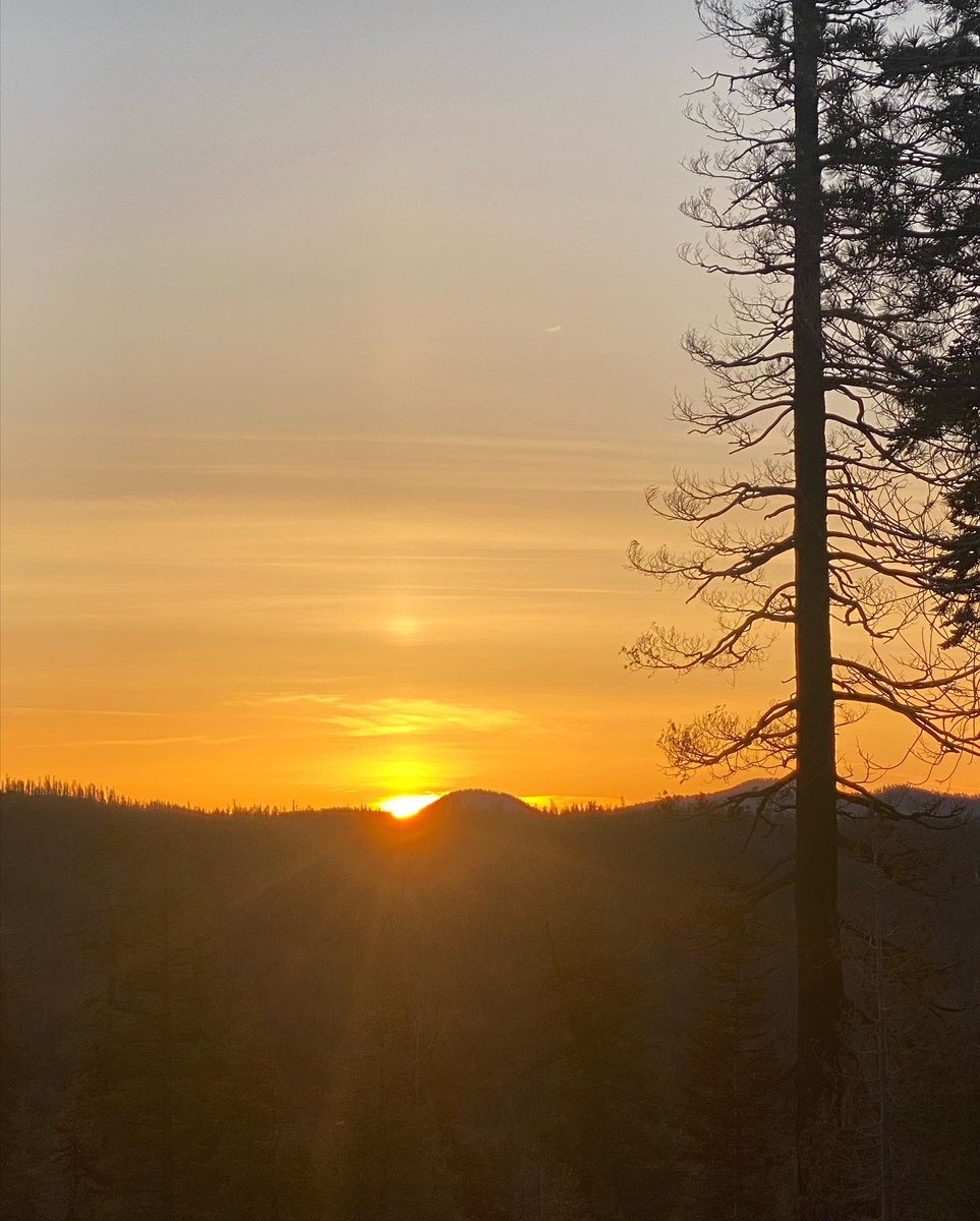 _alexmadrigal's tweet photo. Election Day! I went and caught the sunrise at Lassen national park. #Shasta https://t.co/vBq7QKMLvP