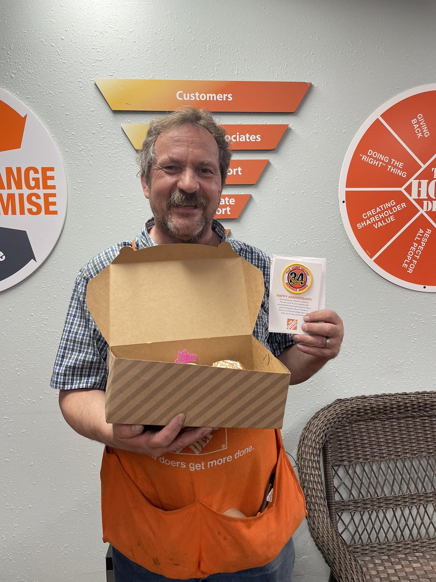 Celebrating Dan jones today 34 YEARS 🎉🎉 ! Dan has such a positive attitude and always has a smile on his face we are lucky to have him on our team ! As he says "Show up on time do what they tell you and take one day at a time “ 😂😂  congratulations once again 🍾