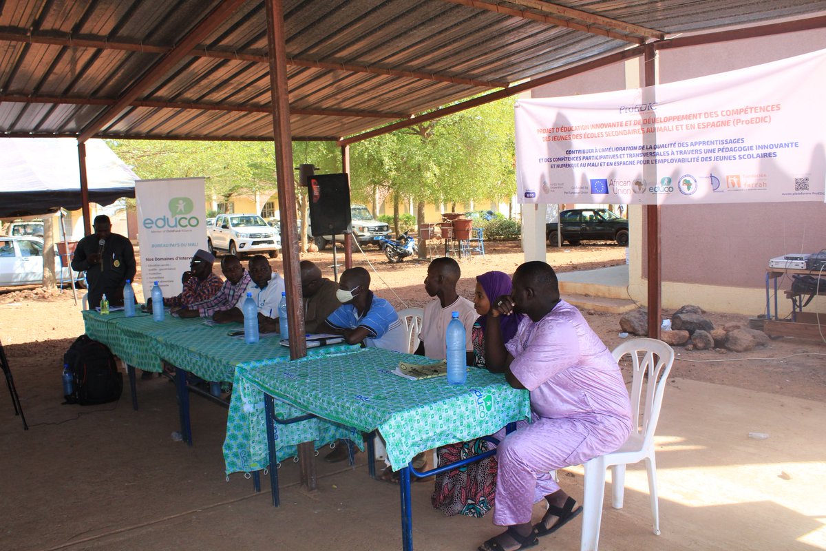 CoulibalyDima's tweet photo. L'employabilité des jeunes après les études était au centre d'un échange entre les étudiants du lycée technique de Ségou et les jeunes entrepreneurs. Initié par proEDIC, un projet Maliano-Espagnol.
#proEDIC-Education& Innovation #Mali#Espagne#RARE#ROCARE#FundationCanariaFarrah https://t.co/FPOCescJnv