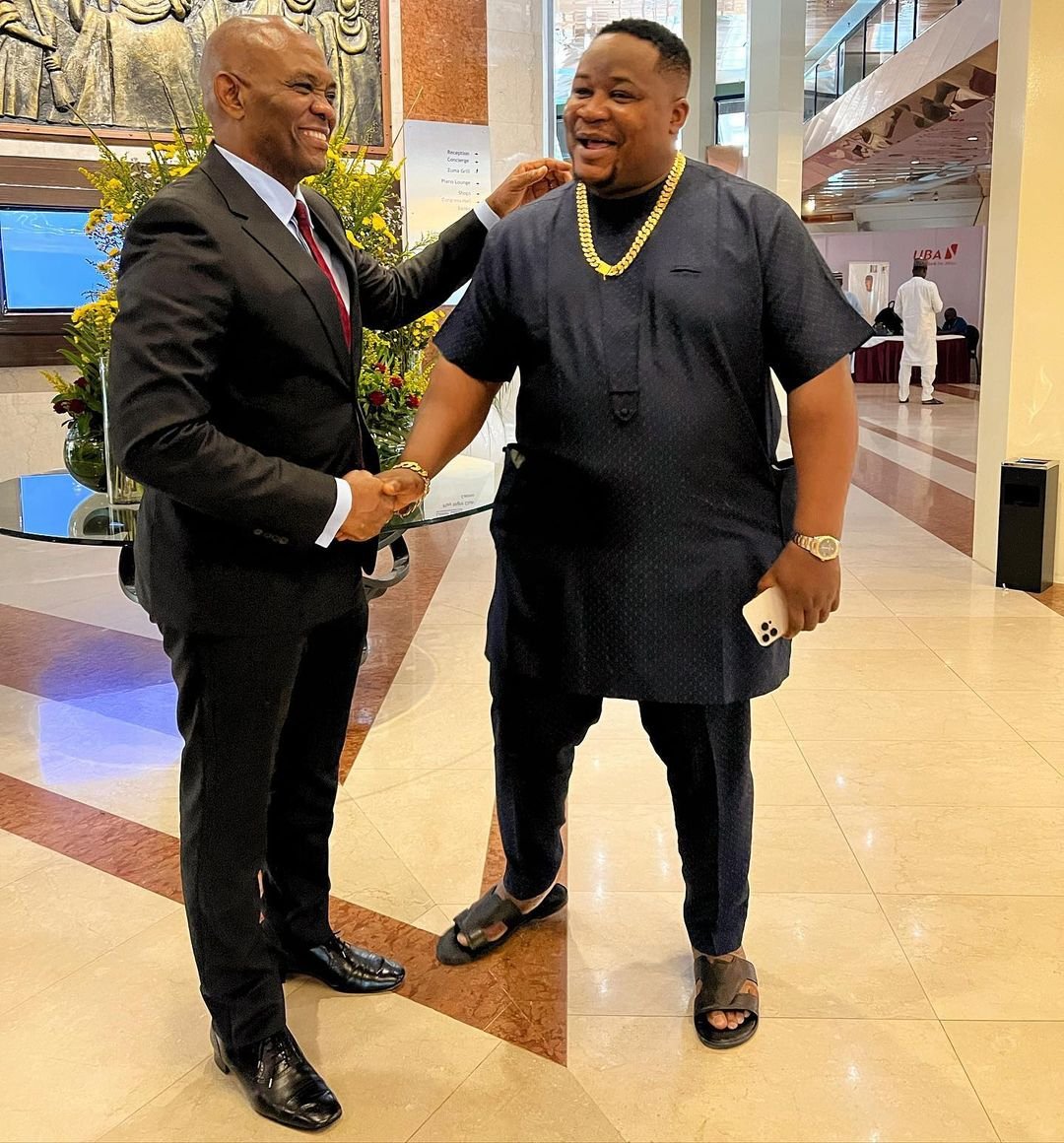 When Coperate🤵🏾‍♂️ Meets🤝 Street🧑🏽‍🎨
<a href="/tonyoelumelu/">Tony O. Elumelu, CFR</a> The Great Man Who Has
Summer Money &amp; Summer Body.
How Much Is Money💸 ?

#DrEzeMuo📚