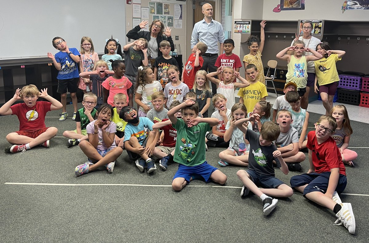 Mrs_A_Jacobson's tweet photo. Big shout out to @RustyLord for coming to Fairview to talk to our 2nd graders about a career in meteorology! The kids loved asking a million questions about tornados! 🌪☀️🌧 @FVFirebirds1 https://t.co/zk4vLHXOjy