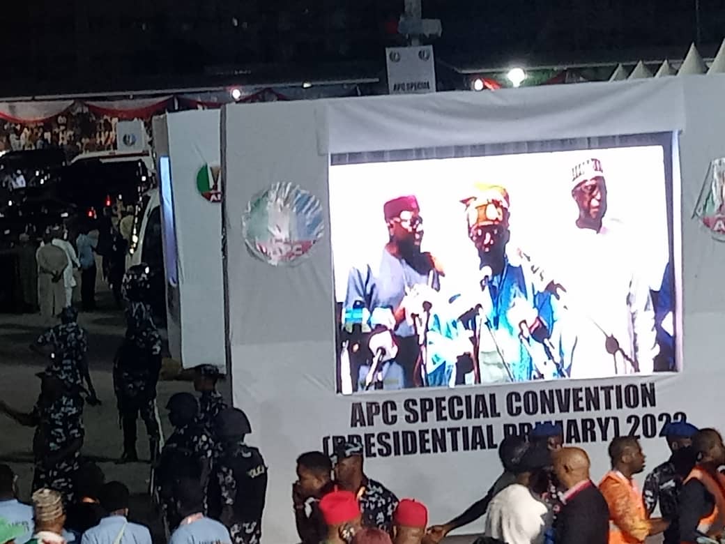 Bola Ahmed Tinubu was called to deliver his speech. He was helped to mount the podium.

He read his speech while his hands was jittering.

In a sane country, this man should be in an elderly care home and not contesting a Presidential election.
#APCPrimaries
