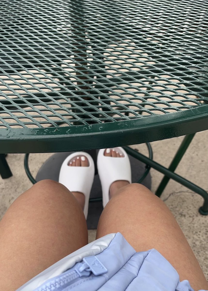 goddesscelina12's tweet photo. I bring these to work so I can put them on during my lunch and get a breath of fresh air 🌬👣 https://t.co/htOs65LFH1