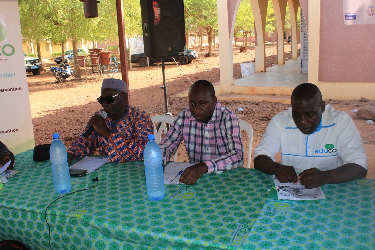 CoulibalyDima's tweet photo. L'employabilité des jeunes après les études était au centre d'un échange entre les étudiants du lycée technique de Ségou et les jeunes entrepreneurs. Initié par proEDIC, un projet Maliano-Espagnol.
#proEDIC-Education& Innovation #Mali#Espagne#RARE#ROCARE#FundationCanariaFarrah https://t.co/FPOCescJnv