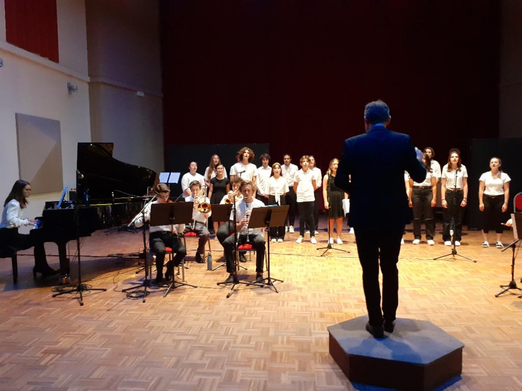Ce soir, les élèves musiciens du lycée Champollion montrent l'étendue de leur talent. Salle comble, acclamations et émotion. Les arts et la culture permettent de faire communauté
<a href="/acgrenoble/">Académie de Grenoble</a> <a href="/DAACgrenoble/">DAAC de Grenoble</a> #EAC