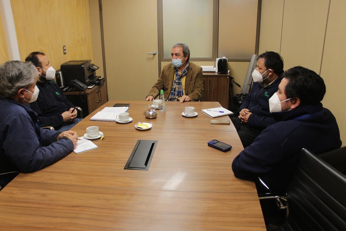 MuniMariquina's tweet photo. ￼
Hoy recibimos la visita del Director Provincial de Conaf, Rodrigo Gutiérrez, con quien comenzamos a coordinar acciones para el bienestar de la comuna 
￼
 Así tocamos diversos temas, como el proyecto del Parque Santa Laura, que busca darle vida a este pulmón verde de Mariquina https://t.co/J1reRKJdKB