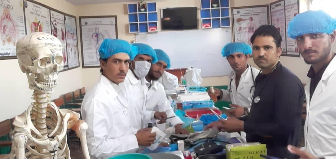 DawatKhost's tweet photo. زموږ لومړنۍ هدف خدمت دی
مونږ تل هڅه کوو، چې خپل محصلین په ملي او عالي روحیه ورزو، تر څو په راتلونکې کې د ټولنې په رغښت کې اسلامي او معنوي رول ولوبوي
  نن ورځ د سلام انسټیټیوټ په لابراتوار کې محصلینو ته د پانسمان اړوند لوازم او طریقې ور وښودل شوې، چې د عملي کار دغه لړۍ به روانه وي https://t.co/fkfQEM43a4