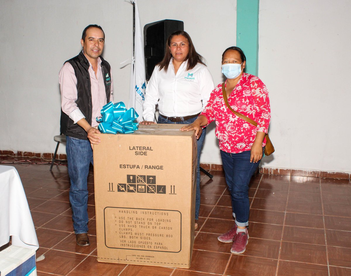 MarioMaciaszu's tweet photo. Hago entrega a las ganadoras de sus regalos por motivo de la rifa que se llevó a cabo el pasado 10 de Mayo en la emisora de radio “La Mejor” 107.9 FM de Fresnillo durante el programa que conduce Martin Díaz.
¡Muchas felicidades a las mamás ganadoras!
 #MazapilTareadeTodos https://t.co/5S9EmqJV5A