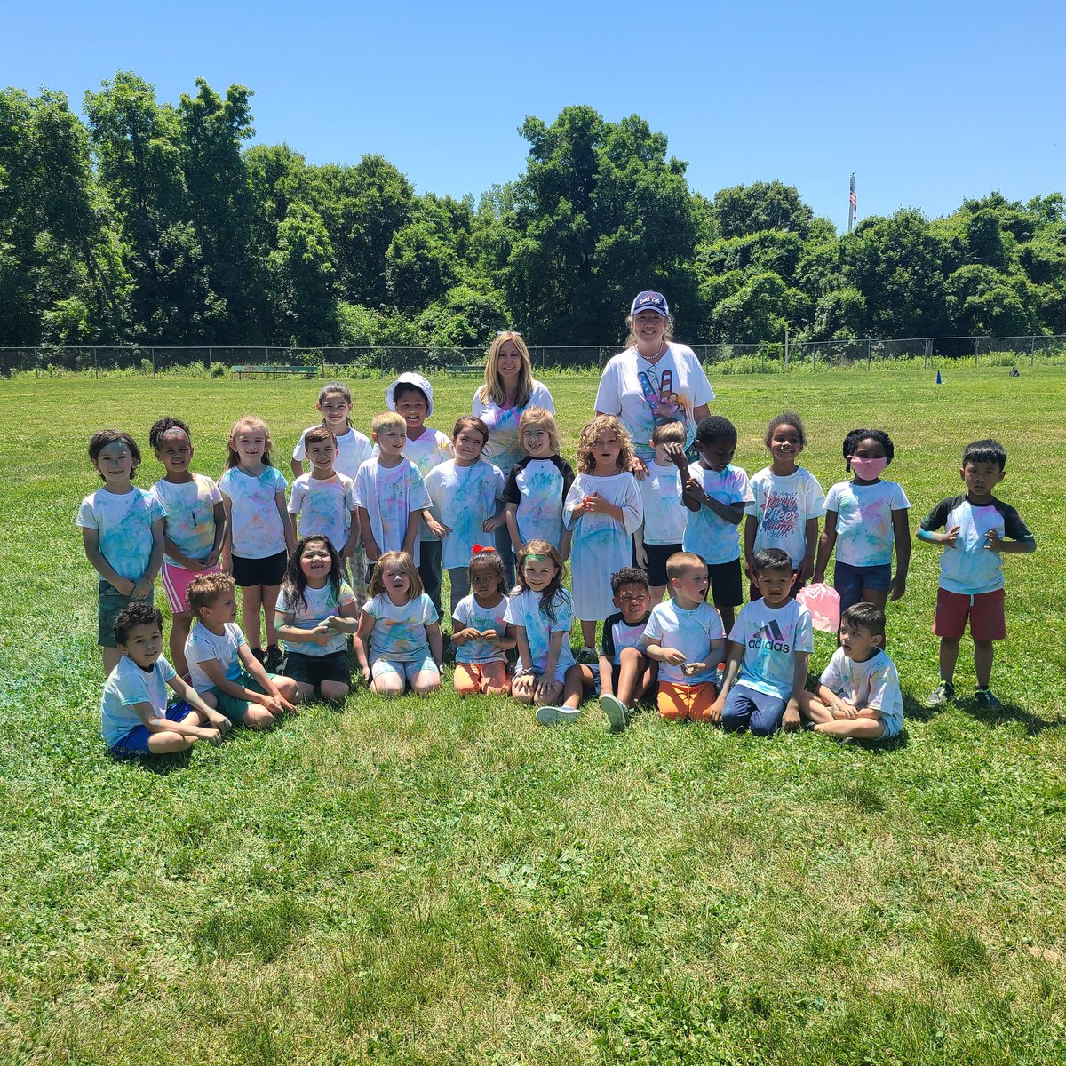 MrsConlonPhysEd's tweet photo. We had a great day at our annual color run 🧡💛💙💚 @Bradley_School https://t.co/J9Y4M7Kv2a