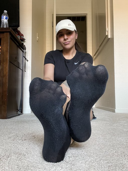 You could only imagine how smelly my feet are after a nice leg work out in these thin socks 🦶🏼😘 https://t