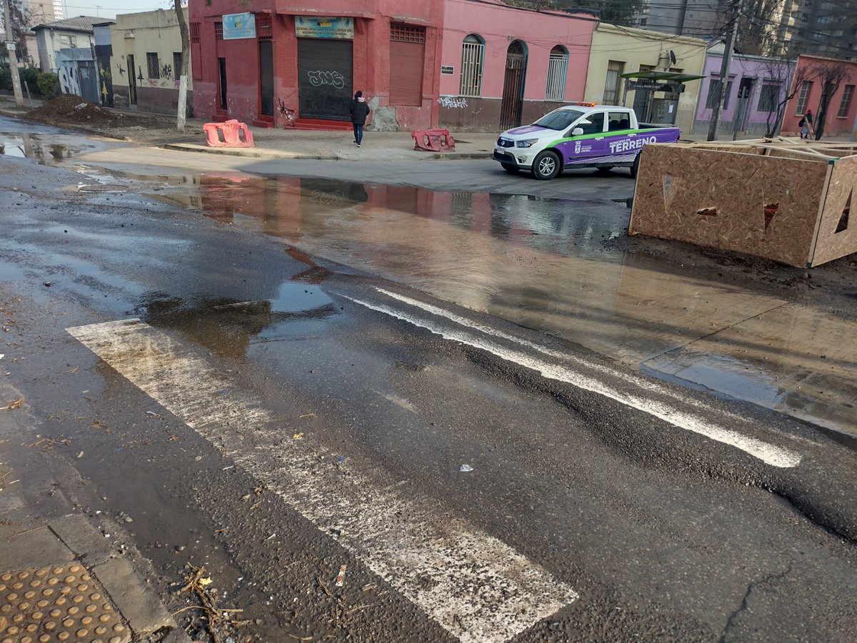 🚨URGENTE 🚨 Reitera denuncia, del días 31 mayo y 7 de Junio 2022.  Rotura de Matriz bajó calzada en calles Av. 5 Abril Nº 4098 con  Toro Mazotte.. Comuna de Estación Central,  provoca gran caudal de agua potable <a href="/aguas_andinas/">Aguas Andinas</a>  <a href="/SISS_CHILE/">SISS</a>