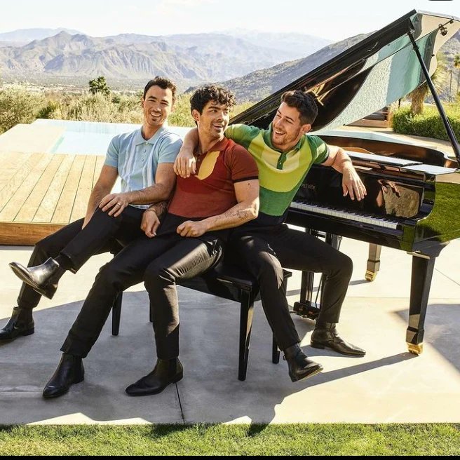 trustingjonas's tweet image. Happy 3 year anniversary to the album #happinessbegins 🥺, this album def holds a lot of emotions since this was the first album since the Jobros got back together 🤍