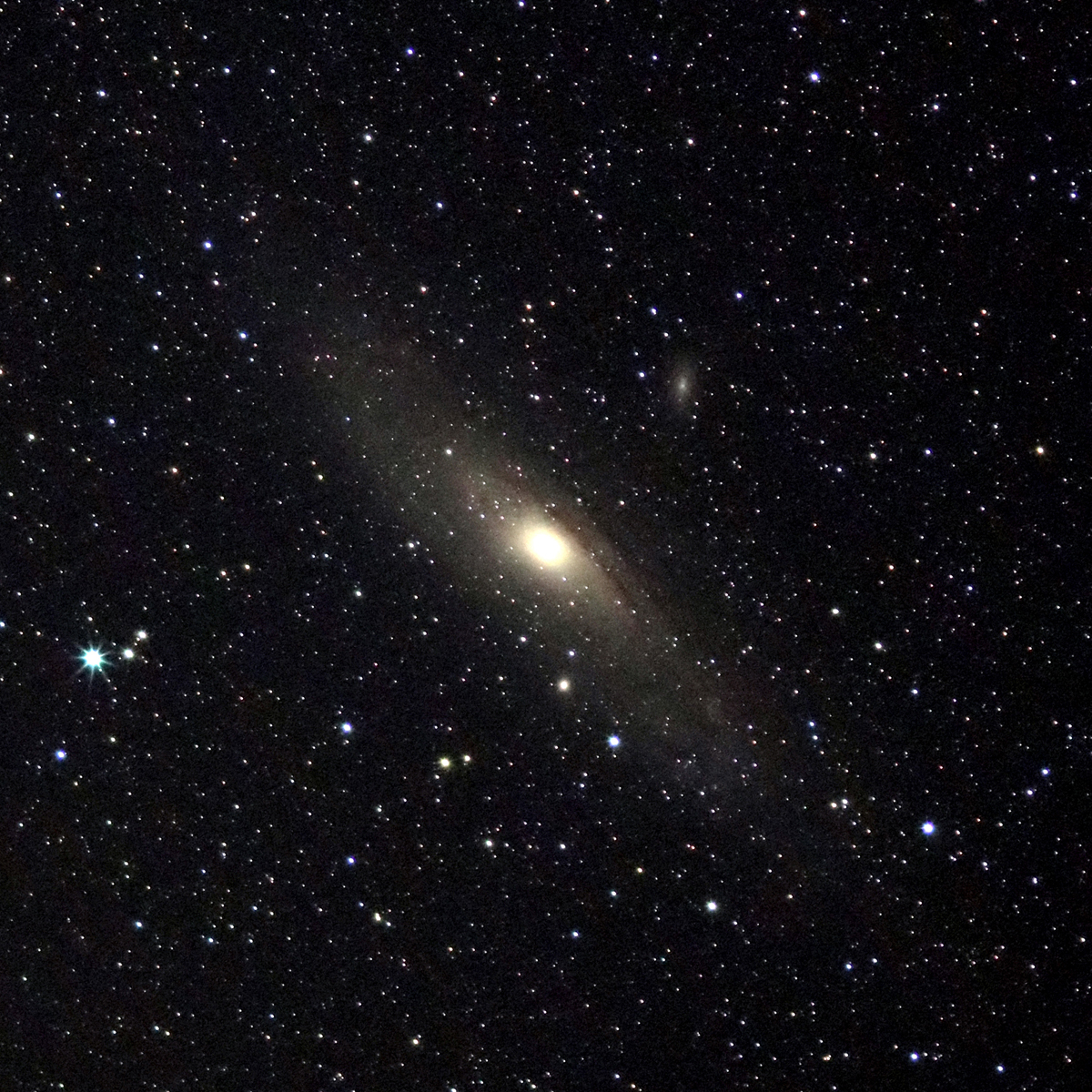 ronmscience's tweet photo. The famous Andromeda Galaxy, M31: 2.5 million light-years away, yet faintly visible to the naked eye. Visible this month towards the northeast after midnight. (Stack of 5 15s exposures, ISO6400, 135mm f/3) #astrophotography https://t.co/Au8ekLBupj