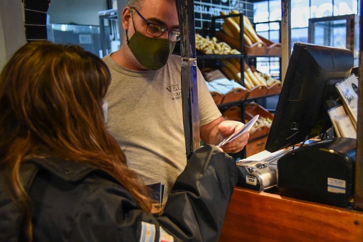 📣 OPERATIVO DE  PROMOCIÓN AMBIENTAL EN EL CENTRO DE LA CIUDAD 📖

📍 En el centro de nuestra ciudad realizamos una nueva jornada de promoción en diversos locales comerciales, respecto de su inscripción en el registro de Grandes Generadores de Residuos Sólidos Urbanos.