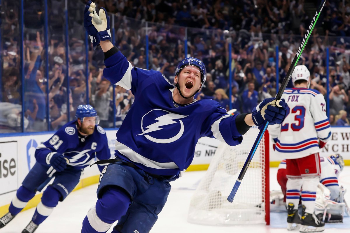 tampabayicebox's tweet photo. When a picture is worth a 1,000 words! Game 3 was EPIC! 💙

18 years ago today @TBLightning brought home their FIRST Stanley Cup!

Game 4 - you got this boys!

#tampabay #GoBolts #tampabaylightning #nhl #tampabayicebox #tbicebox #HockeyTwitter https://t.co/fpiDFtIjGB