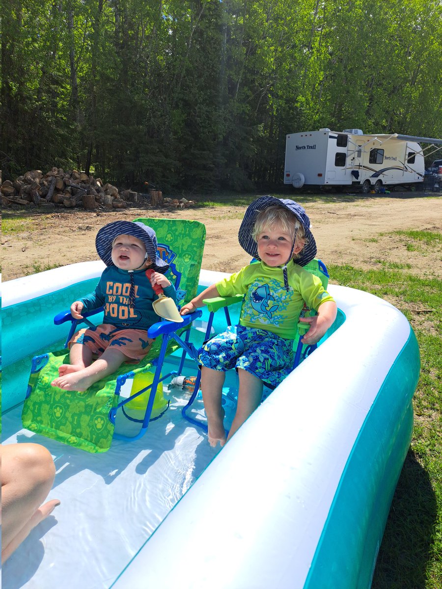 sewebb19's tweet photo. Two little loungers allowing their parents to have a good time! @elisepotterr @PotterBraydon https://t.co/4rsLJVV5xw