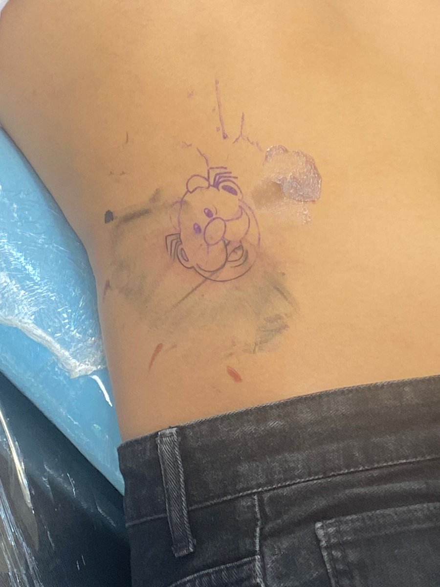 drsimioficial's tweet photo. ¡Va agarrando forma! Mi #SimiAmigo Cesar Franco eligió tatuarse la carita de este galán. #SíMiTatúo @estudio184 https://t.co/eb1jfWS2ww