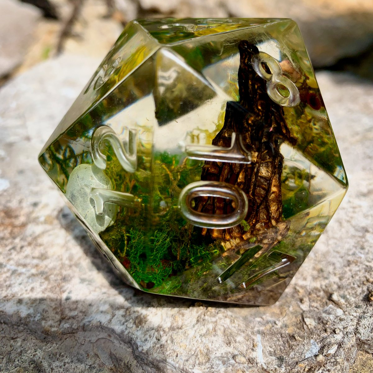 Let's do a 🚨DICE GIVEAWAY🚨
.
HUGE 65mm D20
.
I want to be totally up-front and say that this die is imperfect (more on that in the 🧵) but if you think you'd still enjoy using it or adding it to your collection...
.
➡️Follow Me
💙Like This Post
🔃RT this tweet
.
#dnd5e #dice