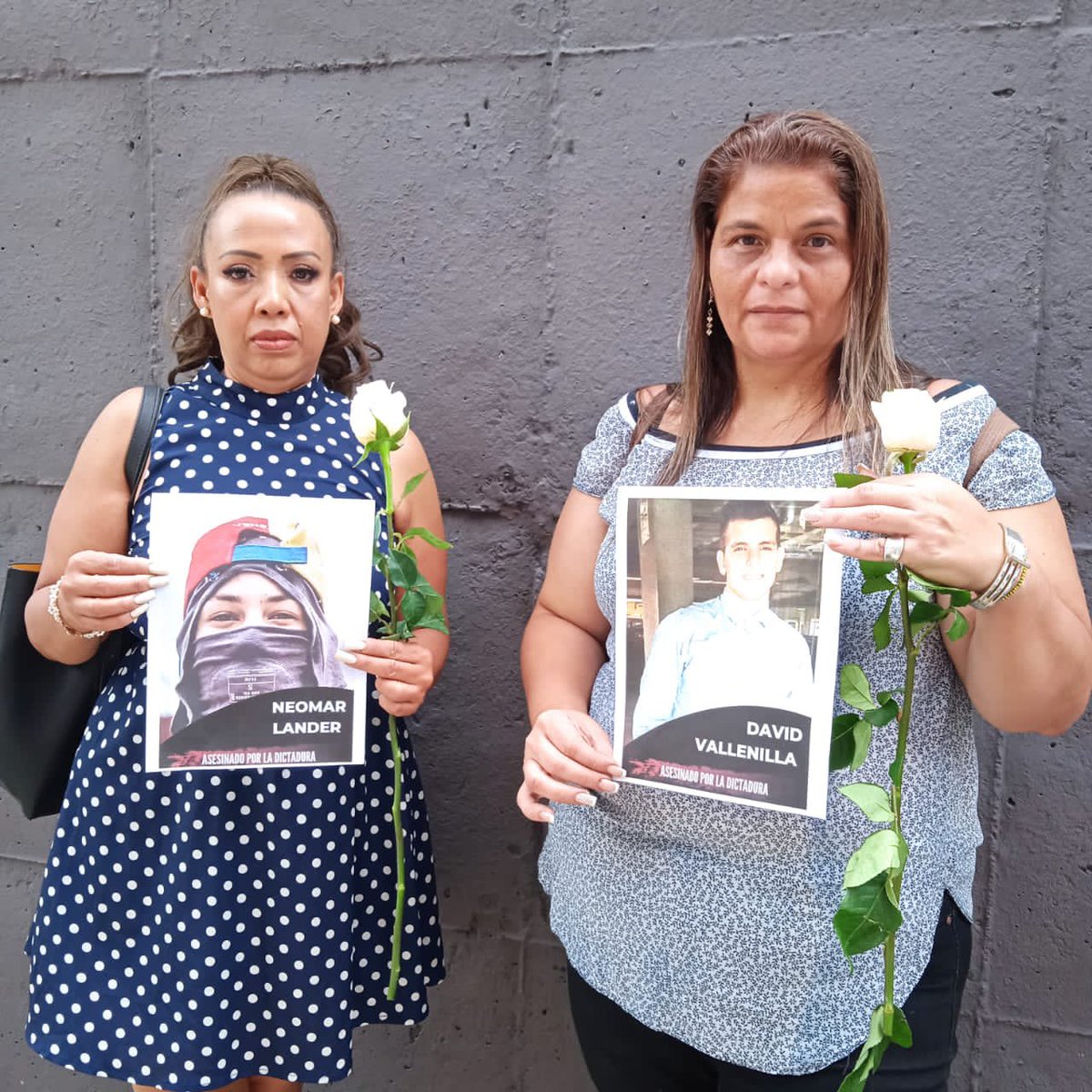 apichardob's tweet photo. Hacemos responsables a dichas autoridades de la vida e integridad de estos jóvenes quienes no han cometido ningún delito pues los grafitis q pretenden utilizar para implicarlos ya se encontraban en el lugar previo a la actividad que ellos realizaban. #BASTAYA #DDHH https://t.co/1NGkbwm1ah