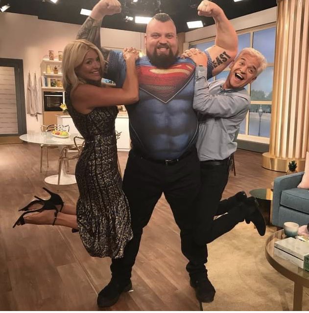 existentialeku's tweet photo. Davide stood in front of Luca and Liam #LoveIsland https://t.co/hrZ2aT5oev