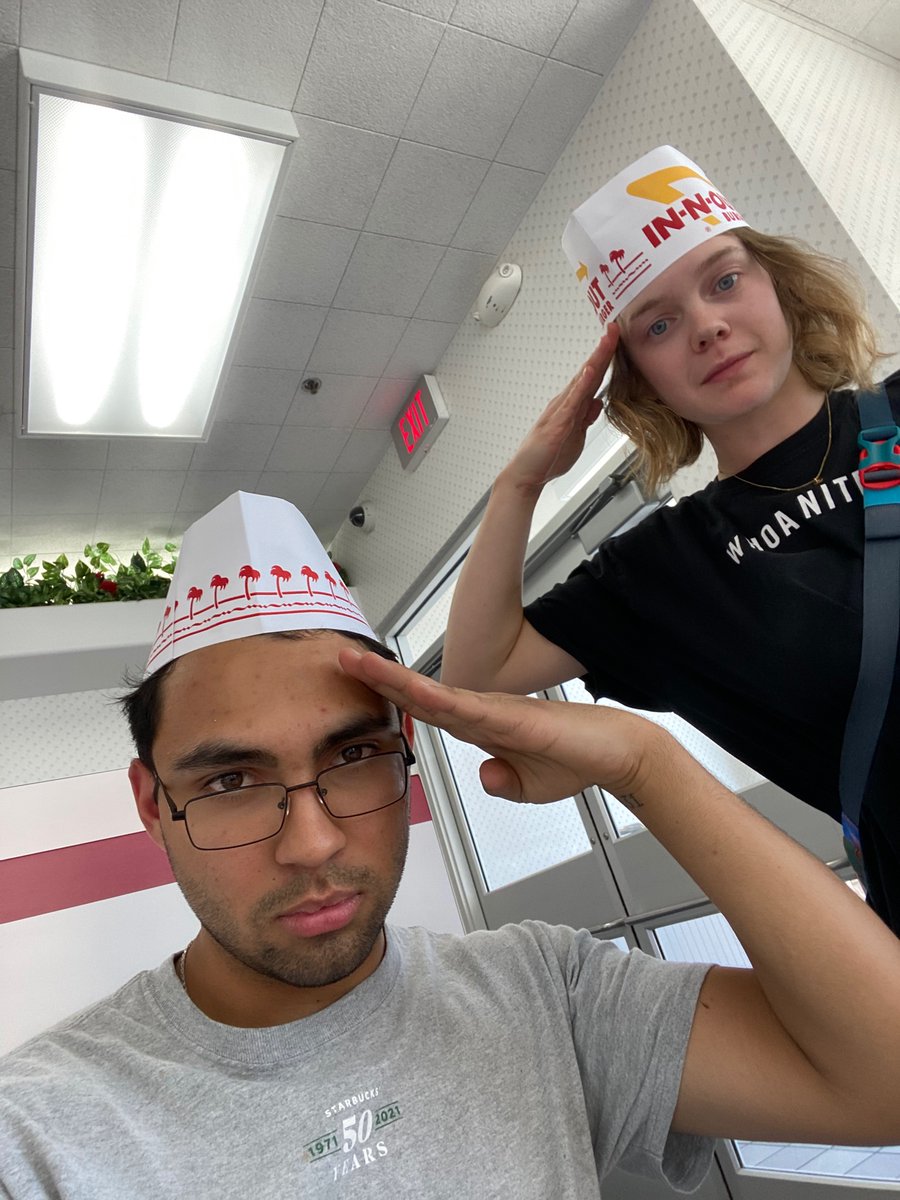 bellaT479's tweet photo. ❤️🤍❤️🍔🍔🍟🍟🫡🫡 @BigA1331 https://t.co/Yx8BsXxHfy