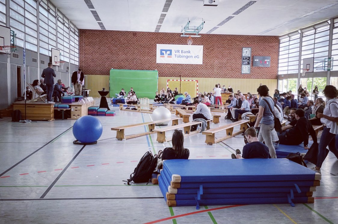 andorralynn's tweet photo. Today, @elainedevos72’s very interesting presentation on the sensory, embodied experiences of women "kitting up" for boxing resonated with me when we went on to a panel debate staged in a sports hall, and my first instict was to get barefoot and do cartwheels🤸🏼‍♀️ @eass_ISSA2022 https://t.co/5XYMIfys4c
