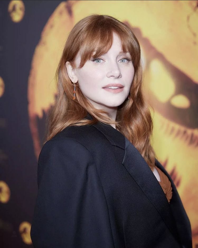 glowsylki's tweet photo. atriz, modelo, diretora, produtora, cineasta, rica, talentosa, famosa, ruiva, bonita, cheirosa, gostosa, perfumada, luta pelos direitos das mulheres, gravou jw de saltos e todas as cenas de ação em jurassic world dominion sem dublê. tudo isso é a minha mulher bryce dallas howard https://t.co/nubbfvVvge