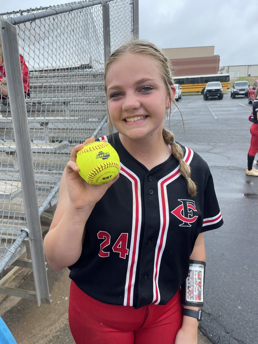 BermanHailey's tweet photo. Great start to sophomore season in our double header scrimmage against Dawson County! 2 doubles, 2 singles, and an opposite field 2-run bomb!! Go Dawgs!! @fchs_softball @GAPowerRouse https://t.co/YZCxs4qRVk