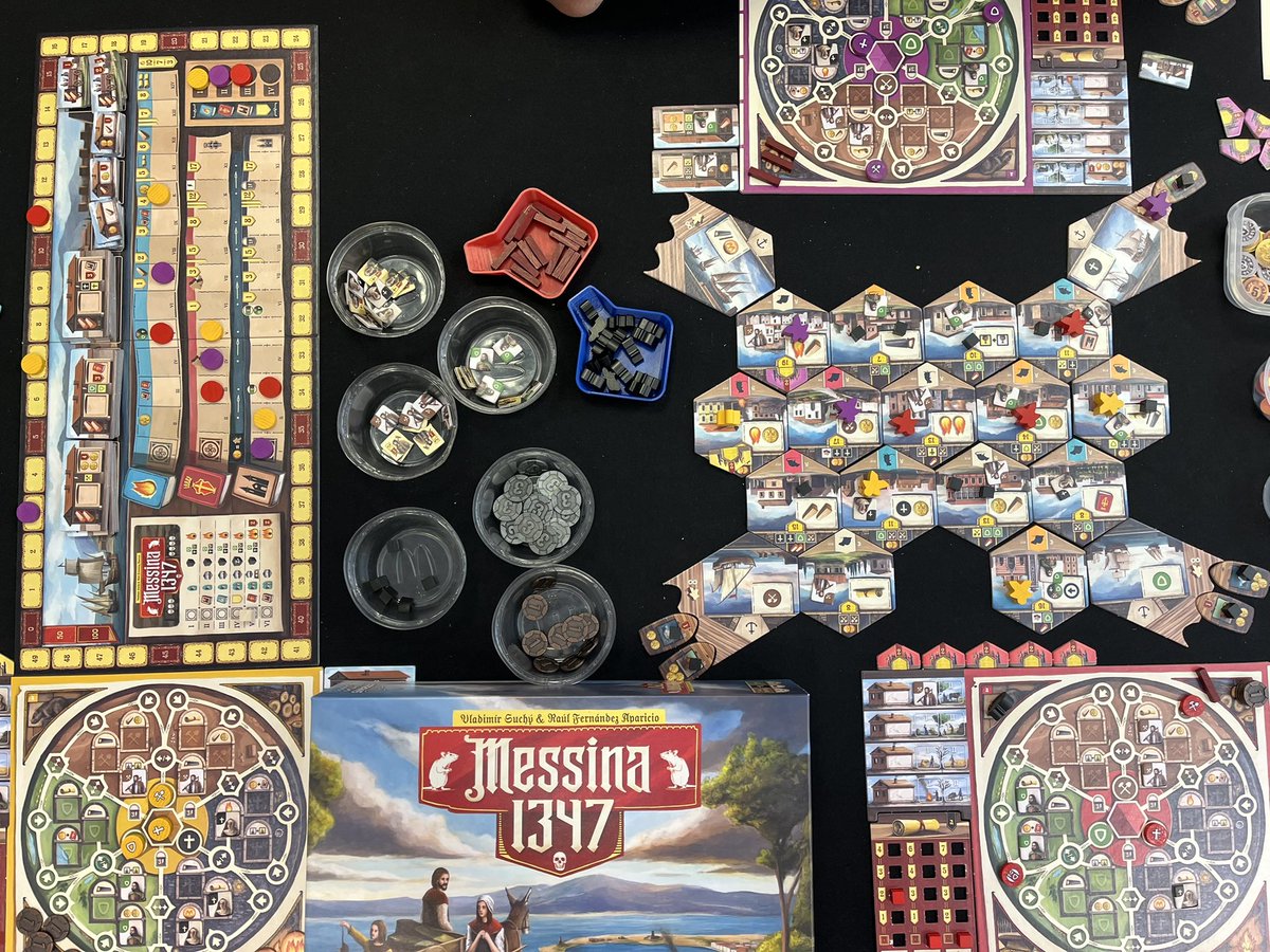 Pues ha gustado mucho este Messina del paisano <a href="/mareavacia/">Raúl Fernández Aparicio</a>, la interacción en el tablero central es muy chula y los movimientos en los tableros personales es una una maravilla. Lástima que los juegos duren tan poco en la palestra, de momento se queda… 😊👌