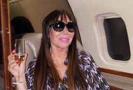 todo el colegio sentado para ver una película *se prende la compu y el fondo era una foto de taylor*