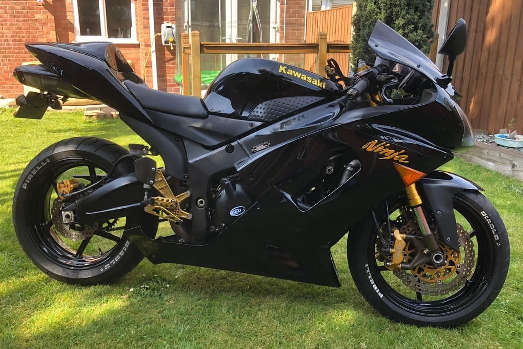 Nextdoor neighbours rare bike stolen this afternoon. Could be anywhere in the UK by now. Any info please contact @StaffsPolice #Kawasaki #Theft