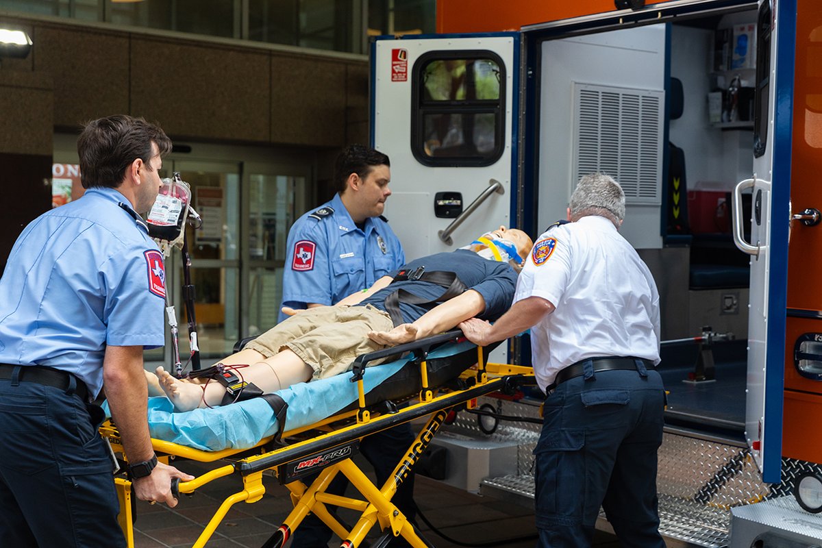 Thanks to a generous donation from Wyatt Ranches, officials with @McGovernmed, <a href="/CizikNursing/">Cizik School of Nursing at UTHealth Houston</a>, and <a href="/UTHealthSPH/">UTHealth Houston School of Public Health</a> cut the ribbon today on the UTHealth Houston Mobile Simulation Training Unit. Read more bit.ly/3NobOsp