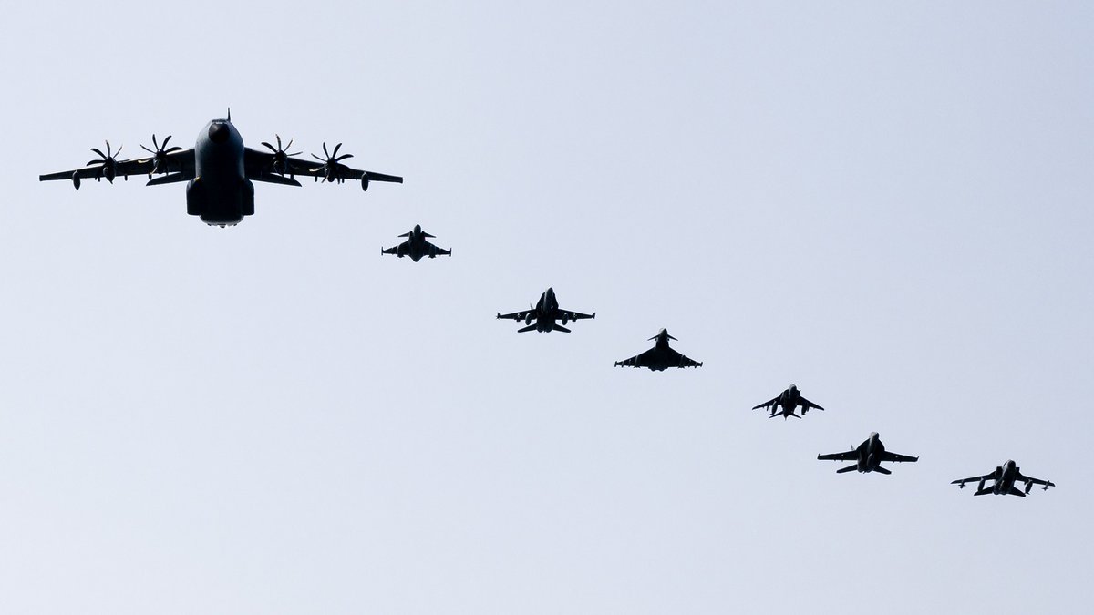 USNavyEurope's tweet photo. #ICYMI 👀
🚢 and ✈️, participating in exercise #BALTOPS22, operate together in the #BalticSea
🇧🇪🇧🇬🇩🇰🇪🇪🇫🇮🇫🇷🇩🇪🇱🇻🇱🇹🇳🇱🇳🇴🇵🇱🇸🇪🇹🇷🇬🇧🇺🇸
#BALTOPS #NATO #USEUCOM #C6F #WeAreNATO #PresenceMatters #ReadyForces #StrongerTogether https://t.co/LQxiXAllGU