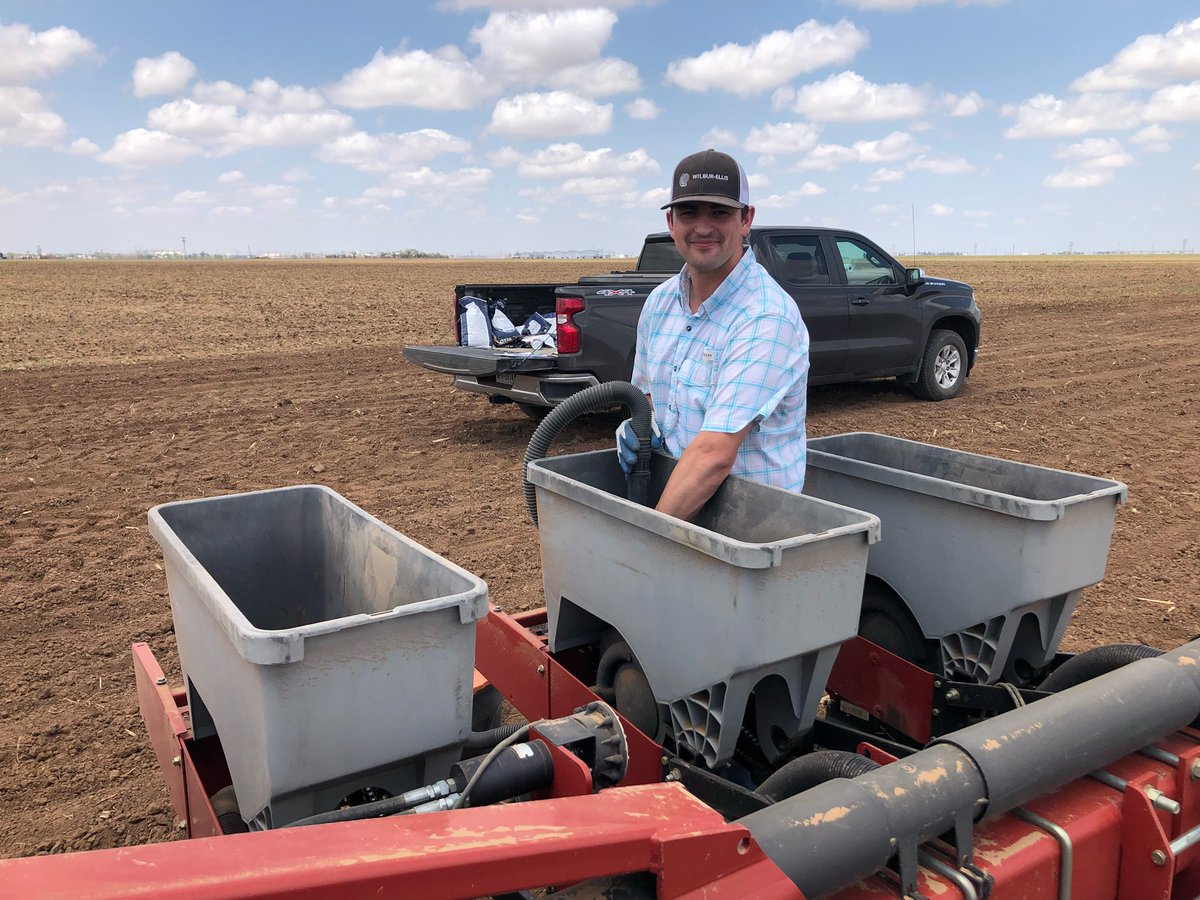 SeedNEWS4You's tweet photo. Bezner Farms π chow plot π½ going in Hereford, TX π Justin Brown & Ryan Oldfied #getPERFORMANCE https://t.co/U1TobO7zgY