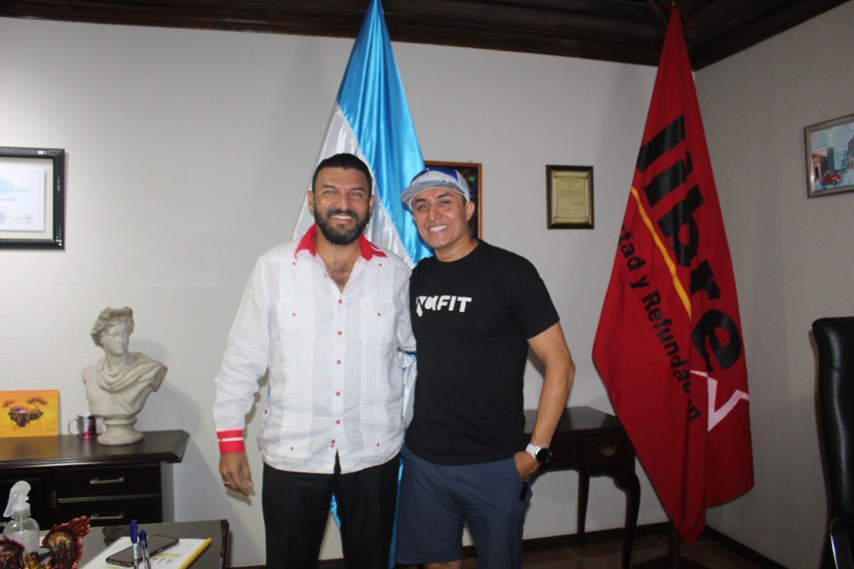 raseltome's tweet photo. Que alegría recibir él atleta que ha colocado la bandera de nuestra patria en la cima del Everest, @Ronquinterohn, hermano que seas un ejemplo para los niños y niñas de nuestra patria, que podemos soñar y podemos alcanzar nuestros objetivos. En la casa del pueblo @Congreso_HND. https://t.co/vgQfiQcR5W