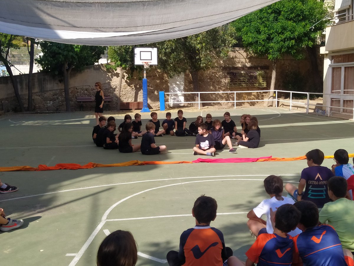 PrimariaVirolai's tweet photo. Avui els nens i nenes de 4t hem anat a veure els nostres companys del Reina Elisenda. Ens han fet una dansa del foc fantàstica! Ens ha fet molta il·lusió compartir aquest projecte amb vosaltres. Us esperem la propera setmana a Virolai! https://t.co/ZFjmdHDXPO