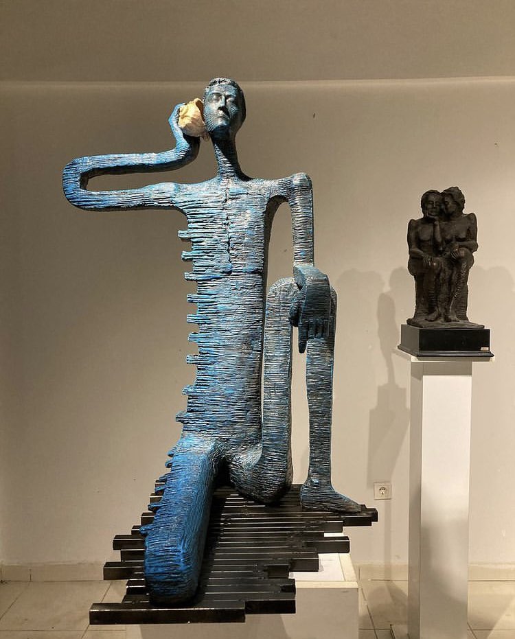 " bir deniz kabuğunda dalgaları duyanlar,
söyleyin bana gözünüzü kırpmadan;
boş mermi kovanı sizce nasıl uğuldar,
o hassas kulağınıza koyduğunuz zaman?” Metin ALTIOK.    “Denizin kıyısında” 2020 3.kompozisyon