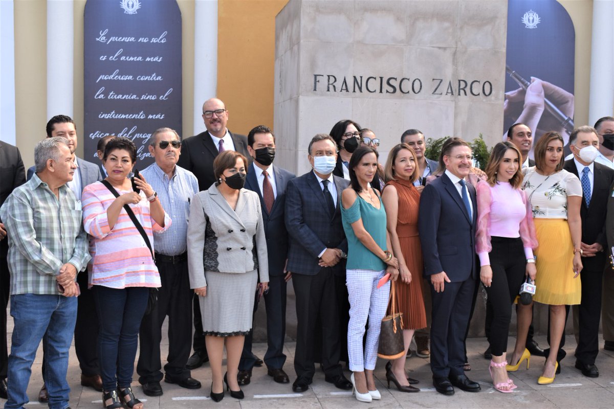 DgoFiscalia's tweet photo. Está mañana, el Fiscal General del Estado, @DanielRochaMX1, asistió al homenaje a Francisco Zarco, durante los festejos del día de la Libertad de Expresión, acompañando al @gobdgo, @AispuroDurango, con funcionarios de gobierno y directores de medios de comunicación y periodistas. https://t.co/9Pn5gkAWvG