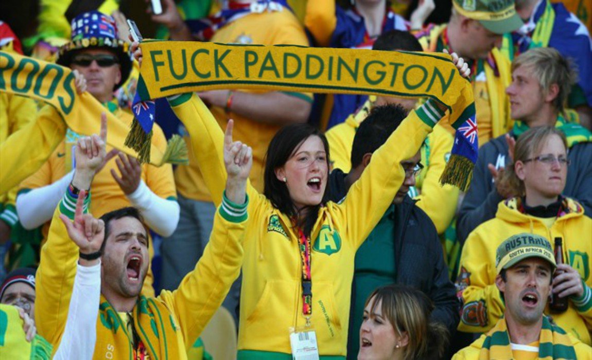 trends_peru's tweet photo. Por cartel de barra de Australia. 

Escritor británico Michael Bond inmortalizó al oso @paddingtonbear, quien nació en Perú, perdió a sus padres en un terremoto, su tía Lucy lo embarcó rumbo a Inglaterra, convirtiéndose en ícono ingles. Paddington tiene un monumento en Lima. https://t.co/kHUUq3EDiz