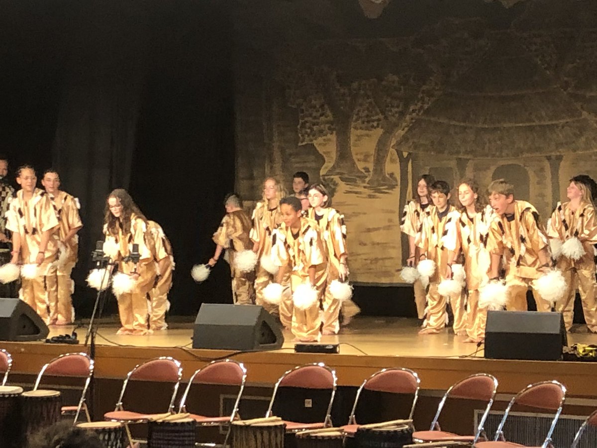 col_saintpierre's tweet photo. MERCI  aux élèves des classes de 6eme Théâtre et Musique pour le spectacle qu’ils nous ont offert ce soir en compagnie de l’association Sitala 
2h30 de théâtre-forum, percussions, chants et danses 👏👏👏👍 https://t.co/2PO8kgrNDo