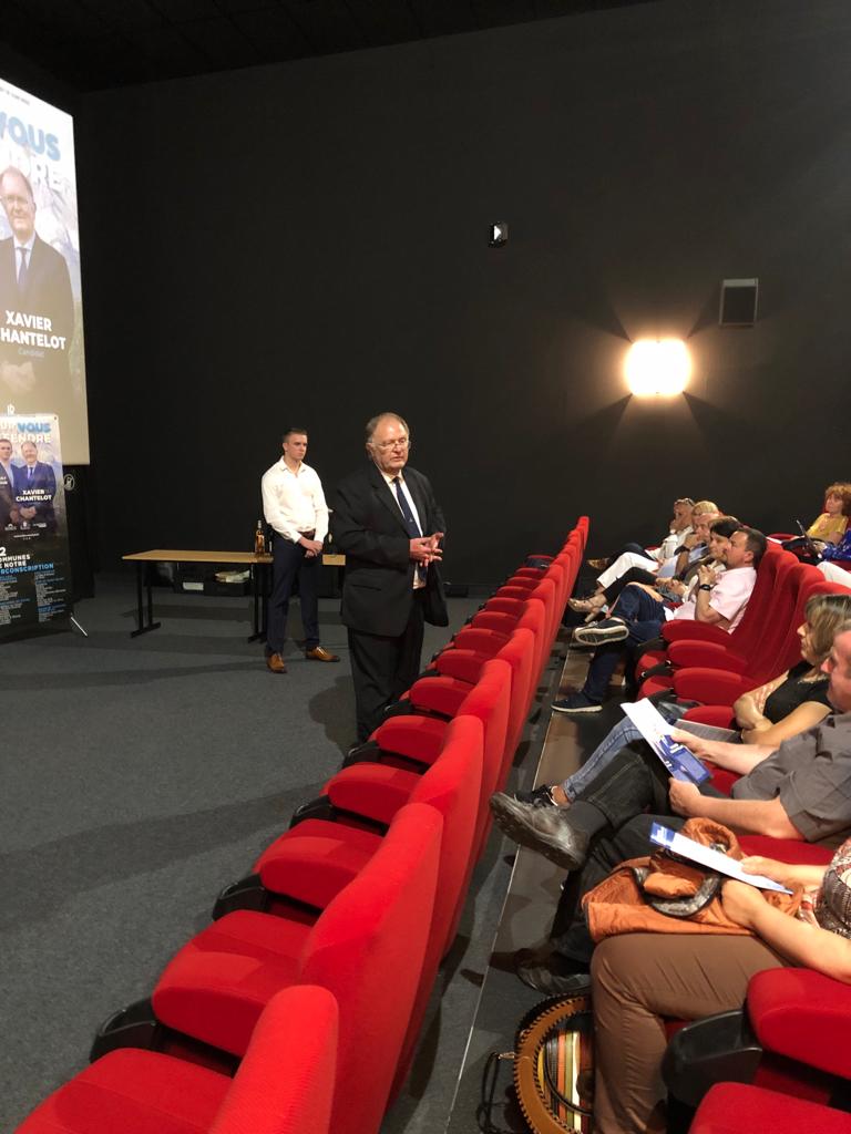 XavierChantelot's tweet photo. J'étais ce soir en réunion publique au Ciné Mont-Blanc à Sallanches. Les citoyens venus à ma rencontre ont pu me faire part de leur préoccupation quotidienne, le tout dans un grand moment de convivialité. Merci à l'équipe du cinéma pour la qualité de son organisation. ☺️ https://t.co/oBK29rQuWQ