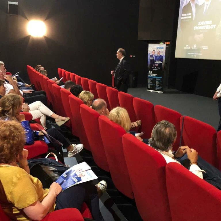 XavierChantelot's tweet photo. J'étais ce soir en réunion publique au Ciné Mont-Blanc à Sallanches. Les citoyens venus à ma rencontre ont pu me faire part de leur préoccupation quotidienne, le tout dans un grand moment de convivialité. Merci à l'équipe du cinéma pour la qualité de son organisation. ☺️ https://t.co/oBK29rQuWQ