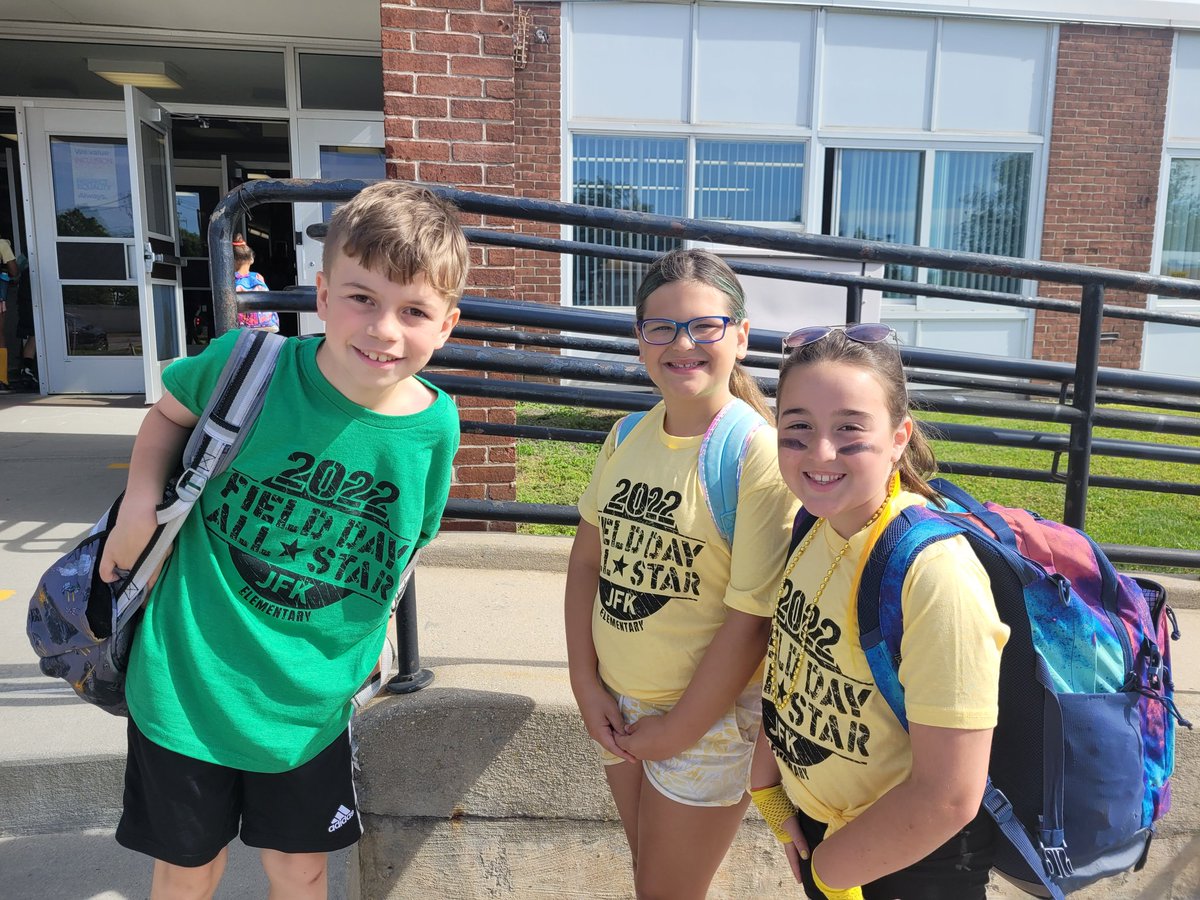 4th Grade Field Day-The Yellow Team is ready!!