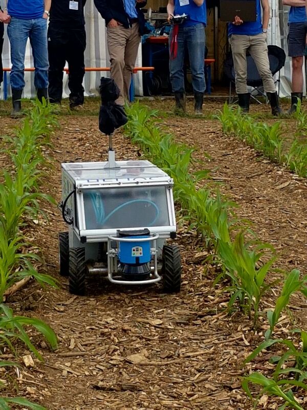 feldtage's tweet image. Navigating curved maize rows with headland turns, weed and rubbish recognition with mapping and removal, plus mastering a self-selected field task, are the tasks the #fieldrobots must solve in the #FieldRobotEvent at DLG Feldtage, and again online in simulation on www.dlg-connect