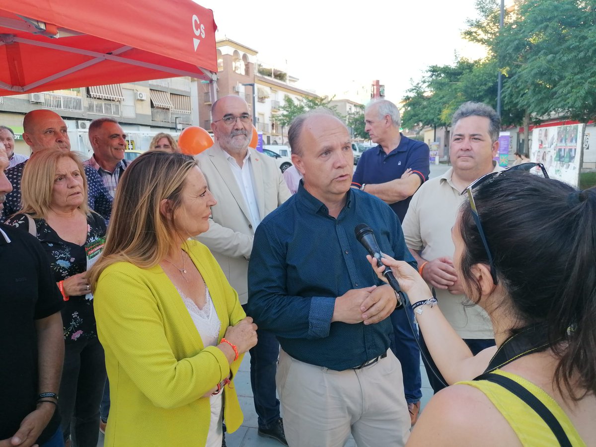 CsGranada_prov's tweet photo. 🍊 Mesa informativa esta tarde en #Maracena con la candidata número 1 al Parlamento, @ConchaInsua, comentando nuestras propuestas de #ElCambioQueFunciona. Le han acompañado @lemos_perea , @paco_rguezrios y muchos más compañeros de @CsGranada_prov #Granada https://t.co/d9sD914Hqy
