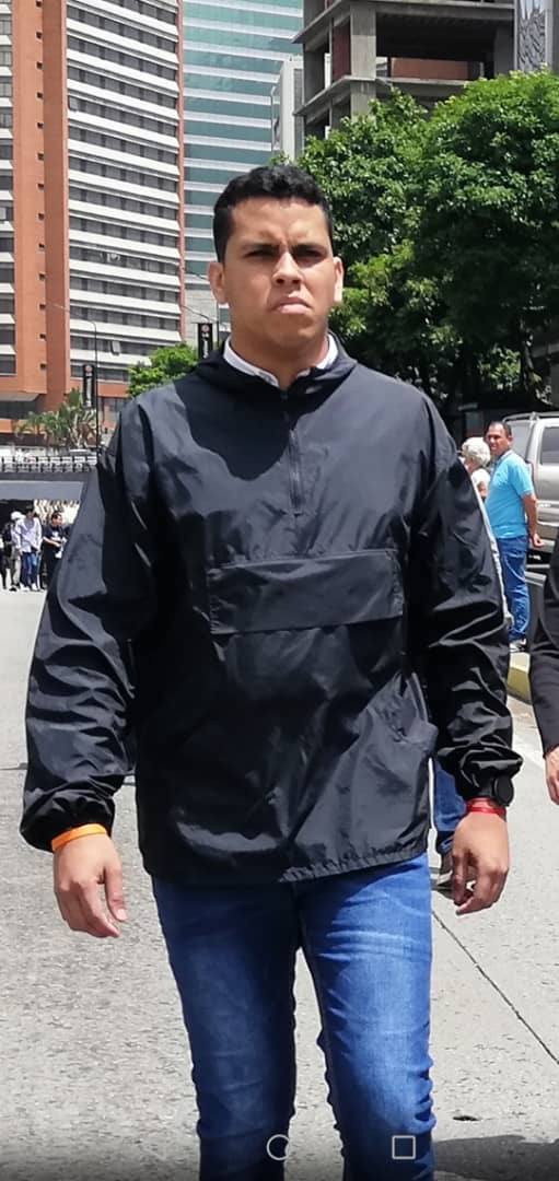 VoluntadPopular's tweet photo. #ATENCIÓN 🚨| Denunciamos la detención arbitraria de nuestros hermanos Carlos Maneiro, Luis Martínez, Yorber Godoy y Argelia Robaina, miembros de @JuventudesVP, tras realizar una actividad conmemorativa donde murió Neomar Lander. https://t.co/4nnWWLwVEh